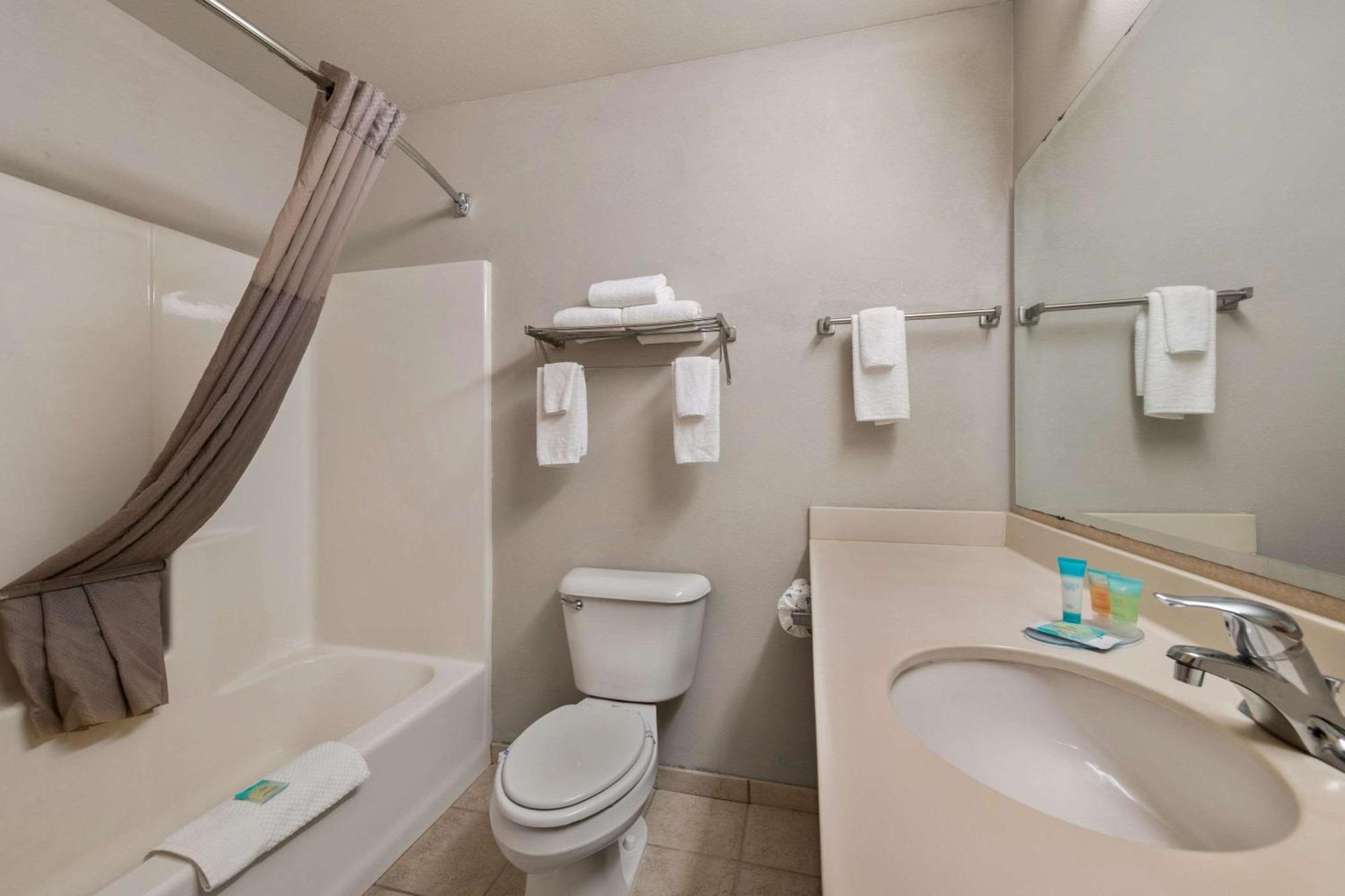 Rodeway Inn & Suites Tomahawk Ngoại thất bức ảnh